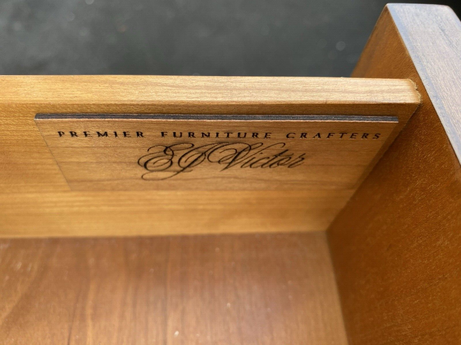 66292 E J VICTOR Classical Nightstand End Table