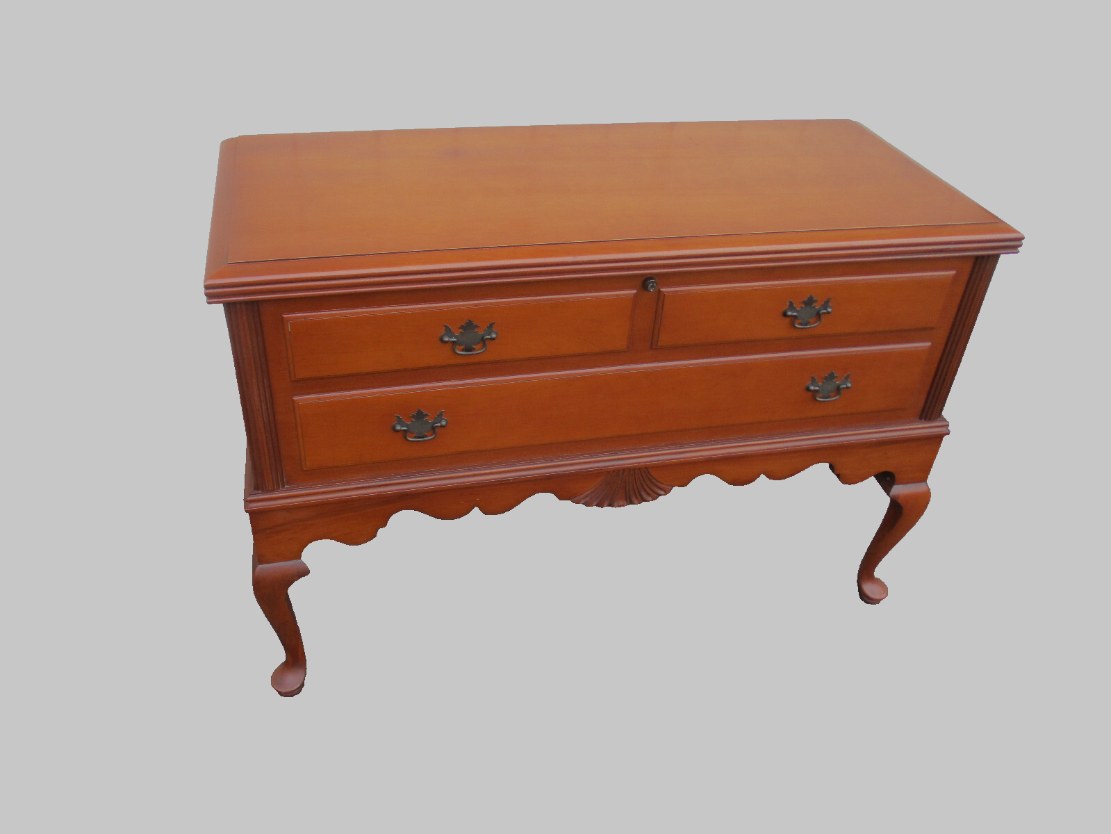 64354 Maple Queen Anne Cedar Lined Blanket Chest