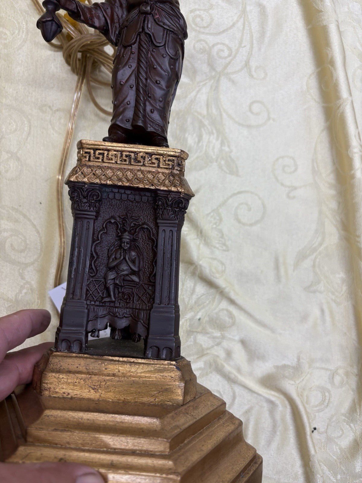 65280 QUALITY Figural Table Lamp with Shade