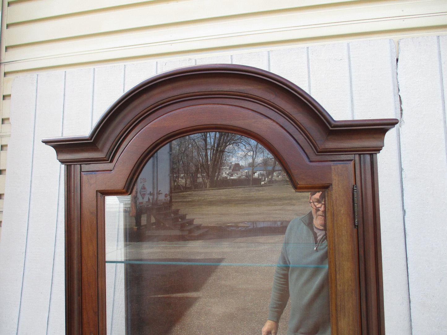 64173  Cherry Curio China Cabinet Etergie JASPER Furniture