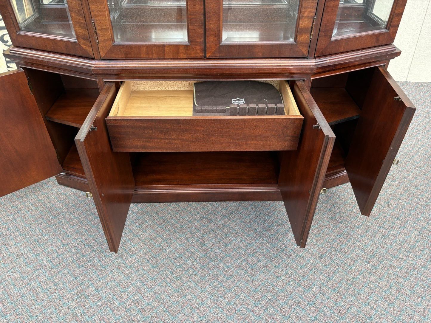 67135 Banded Mahogany Thomasville Breakfront China Cabinet Curio