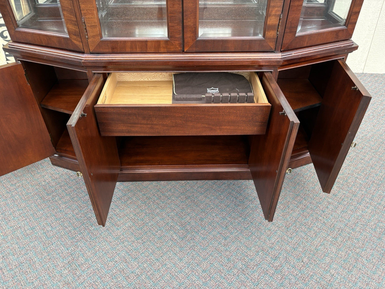 67135 Banded Mahogany Thomasville Breakfront China Cabinet Curio