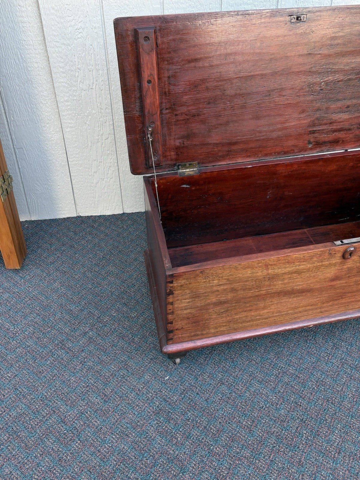 67016 Antique Primitive Storage Blanket Chest With Dovetailed Sides