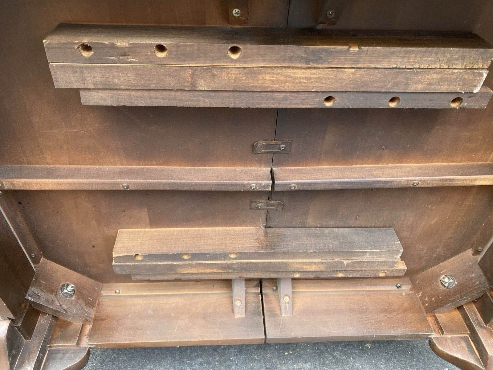 66517 Oval Cherry  Queen Anne Dining Table w/ No leafs