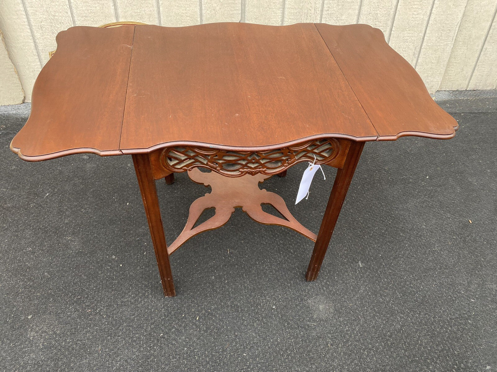 66068   BAKER Historic Charleston  Mahogany Dropleaf Lamp  Table