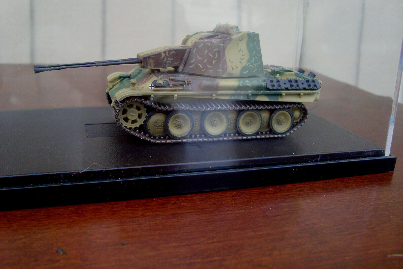 ES 1:     Pair Dragon Armor - WWII Military Small Tanks In Show Case