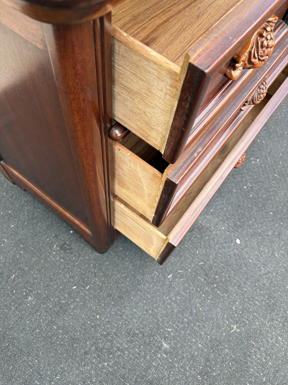 66727  Dixie Furniture Mahogany Dresser Chest Wood Carved Drawer Pulls