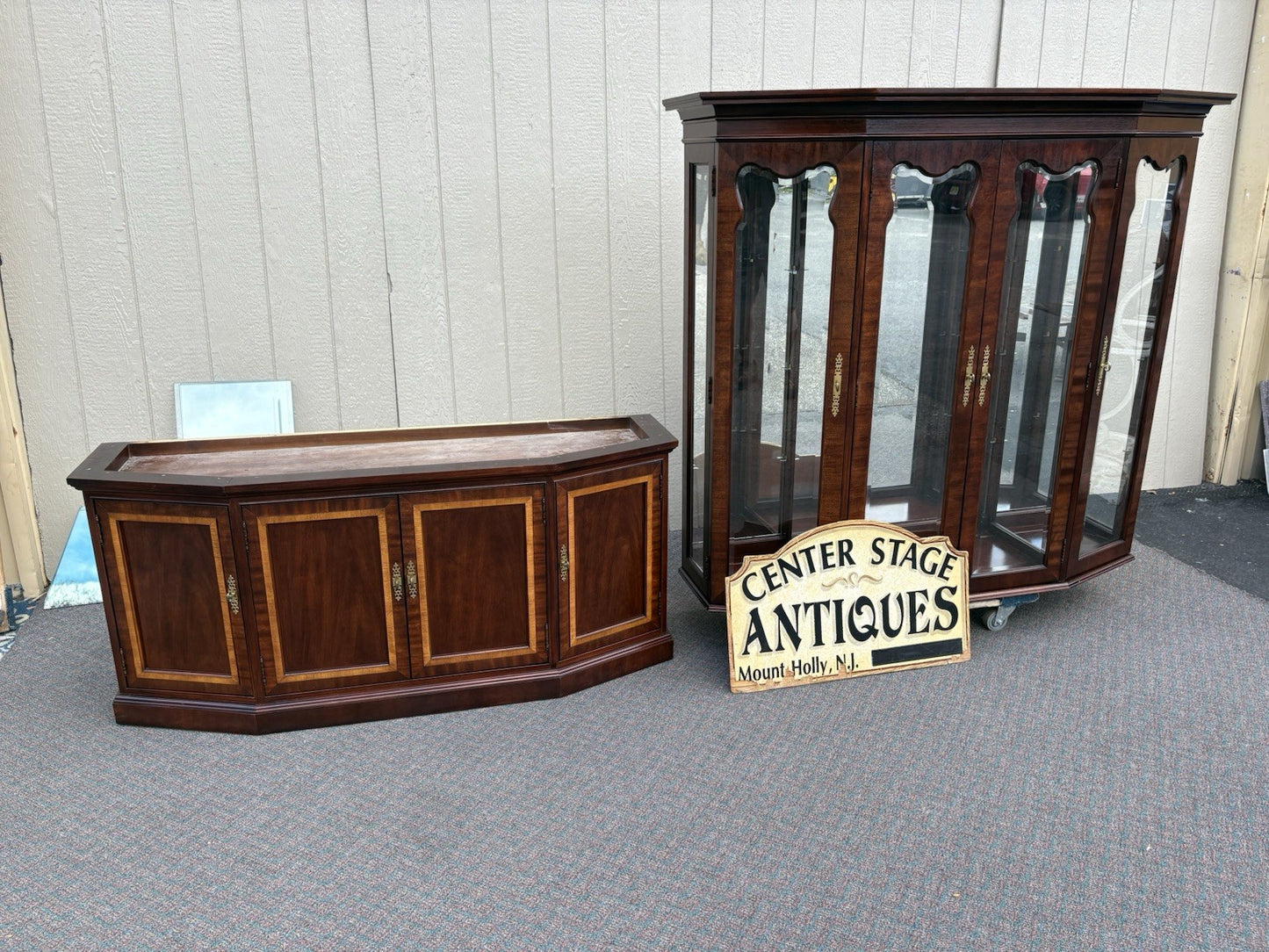 67135 Banded Mahogany Thomasville Breakfront China Cabinet Curio