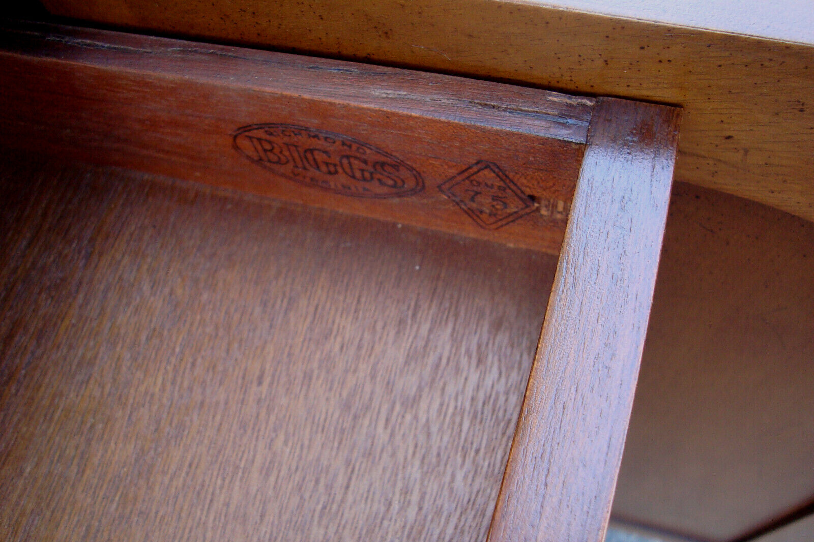 51131 BIGGS MAHOGANY 2 Piece  ARCHED GLASS DOOR CHINA CABINET