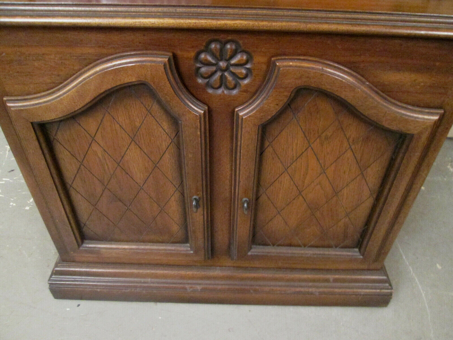 46502: MAHOGANY CURIO CABINET WITH BOOKCASE TOP