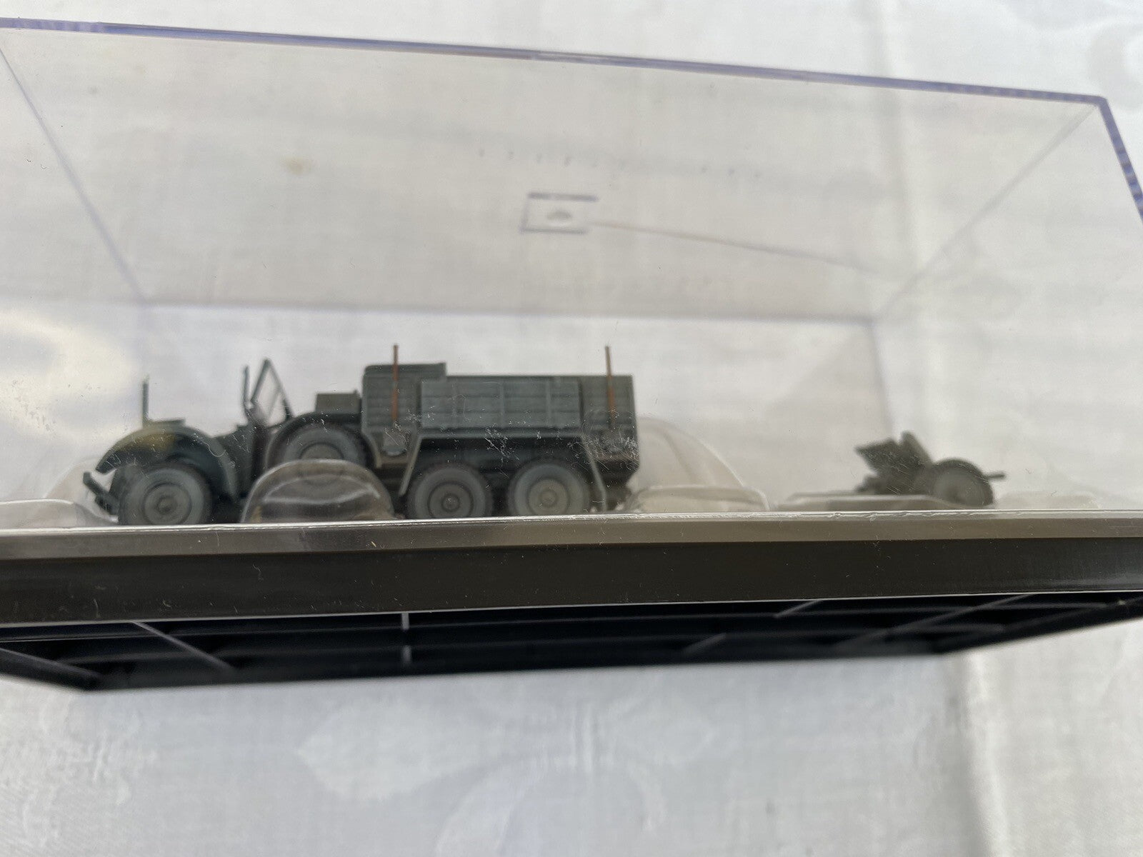 ES 64 :      2 Military Tanks in Showcases