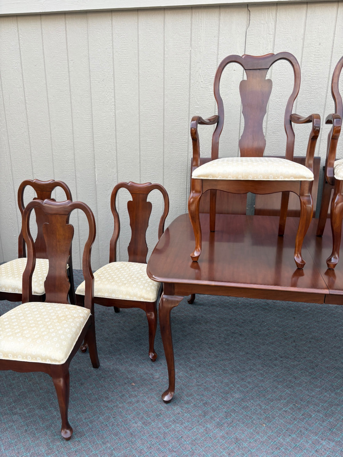 68164  Queen Anne Dining Table with 6 Chairs, Solid Wood, Elegant Design