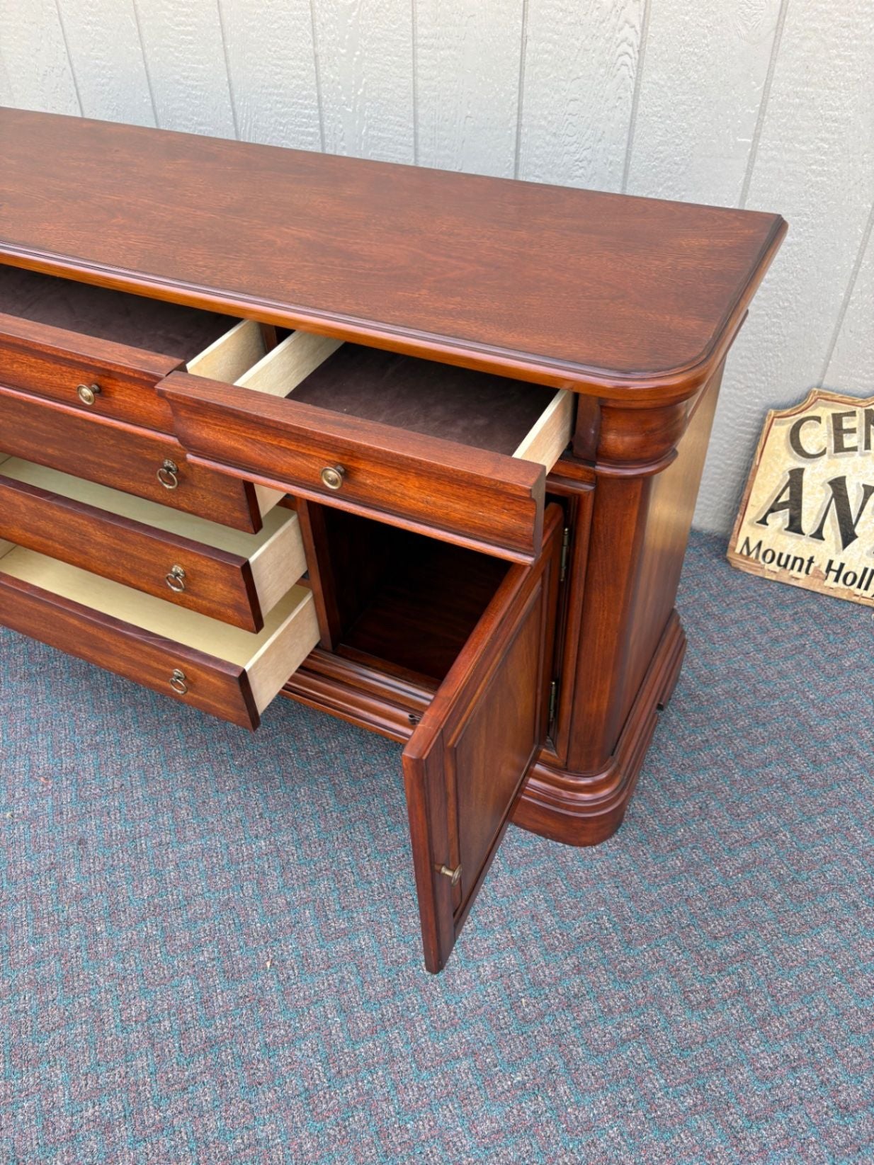 67655 Elegant Mahogany Sideboard with Drawers and Cabinets