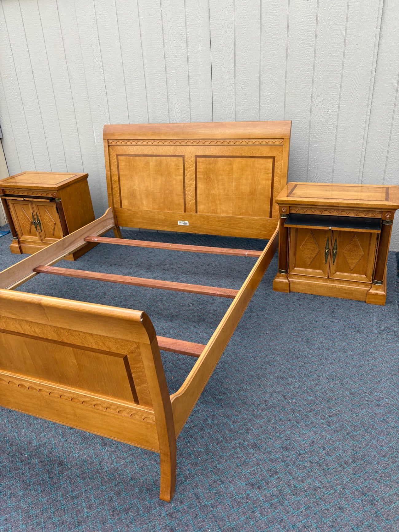 67984 Ethan Allen ?? Queen Size Sleigh Bed, Classic Cherry Wood Finish