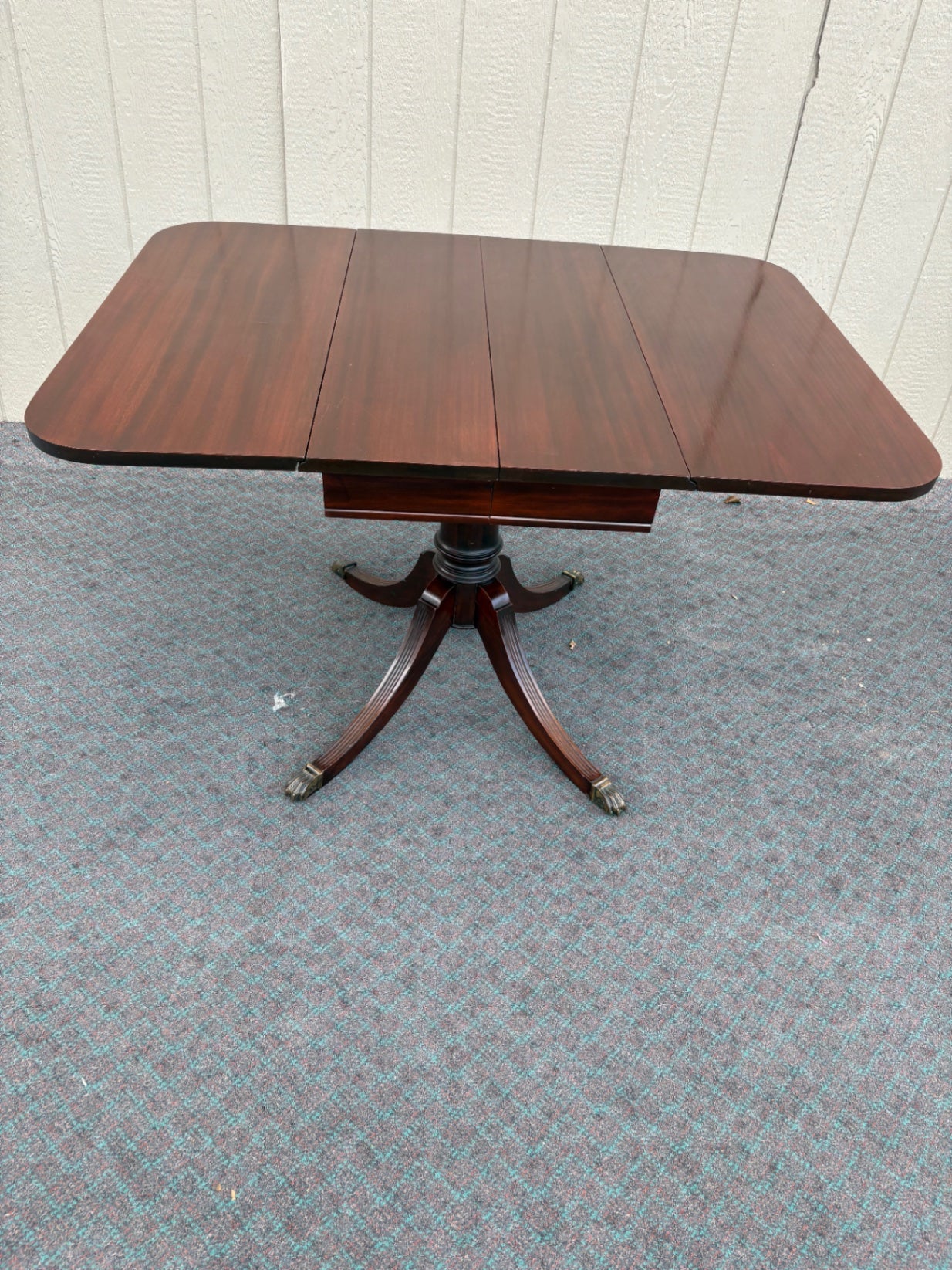 68092  Elegant Duncan Phyfe Drop Leaf Dining Table with Mahogany Finish