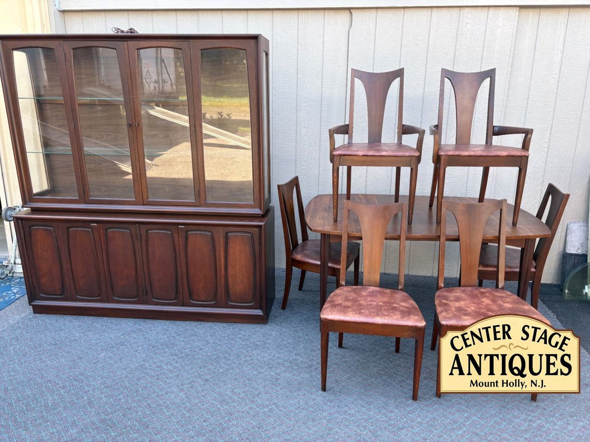 68135 Mid-Century Modern Dining Set with Hutch and Six Chairs