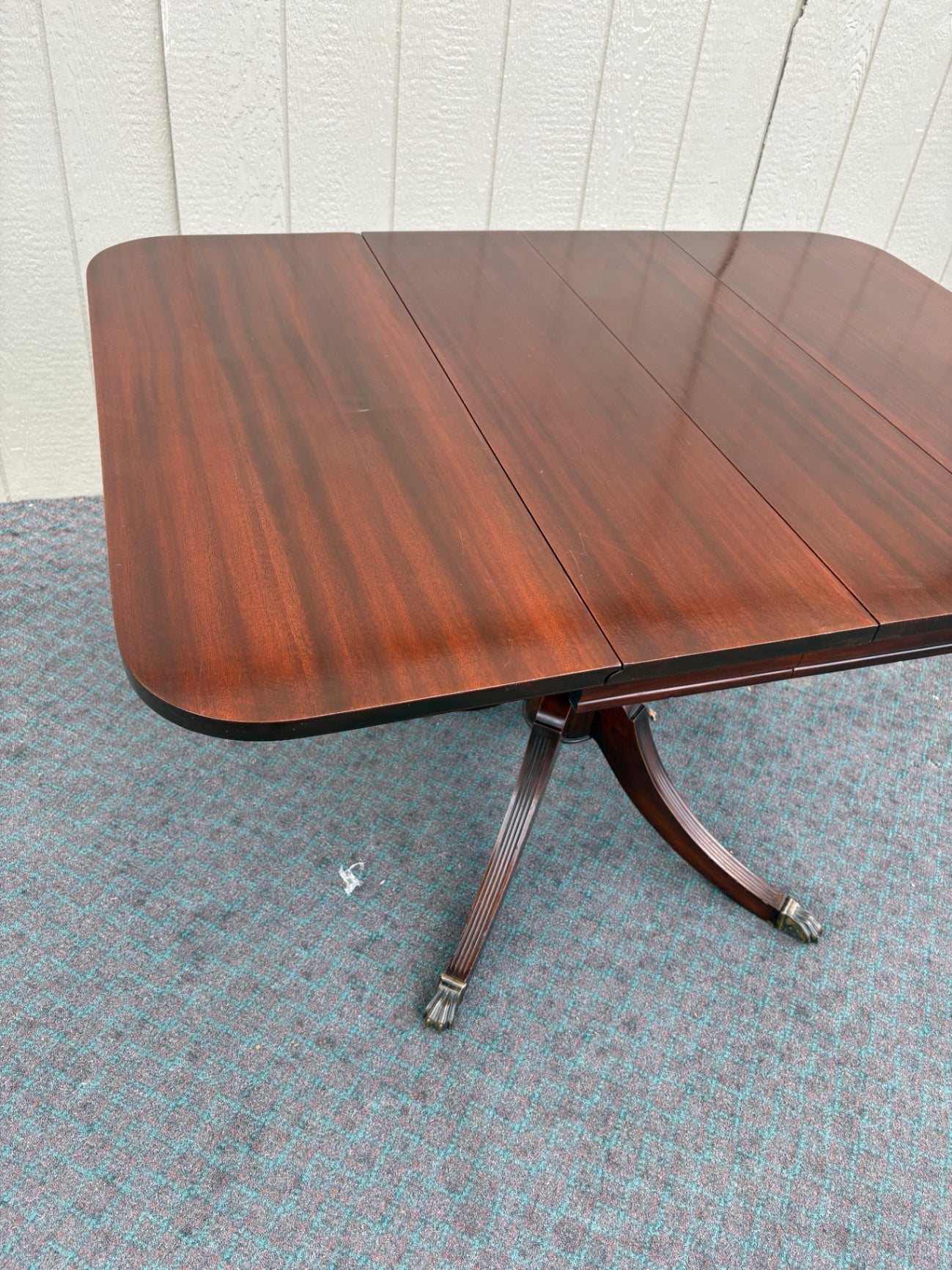 68092  Elegant Duncan Phyfe Drop Leaf Dining Table with Mahogany Finish