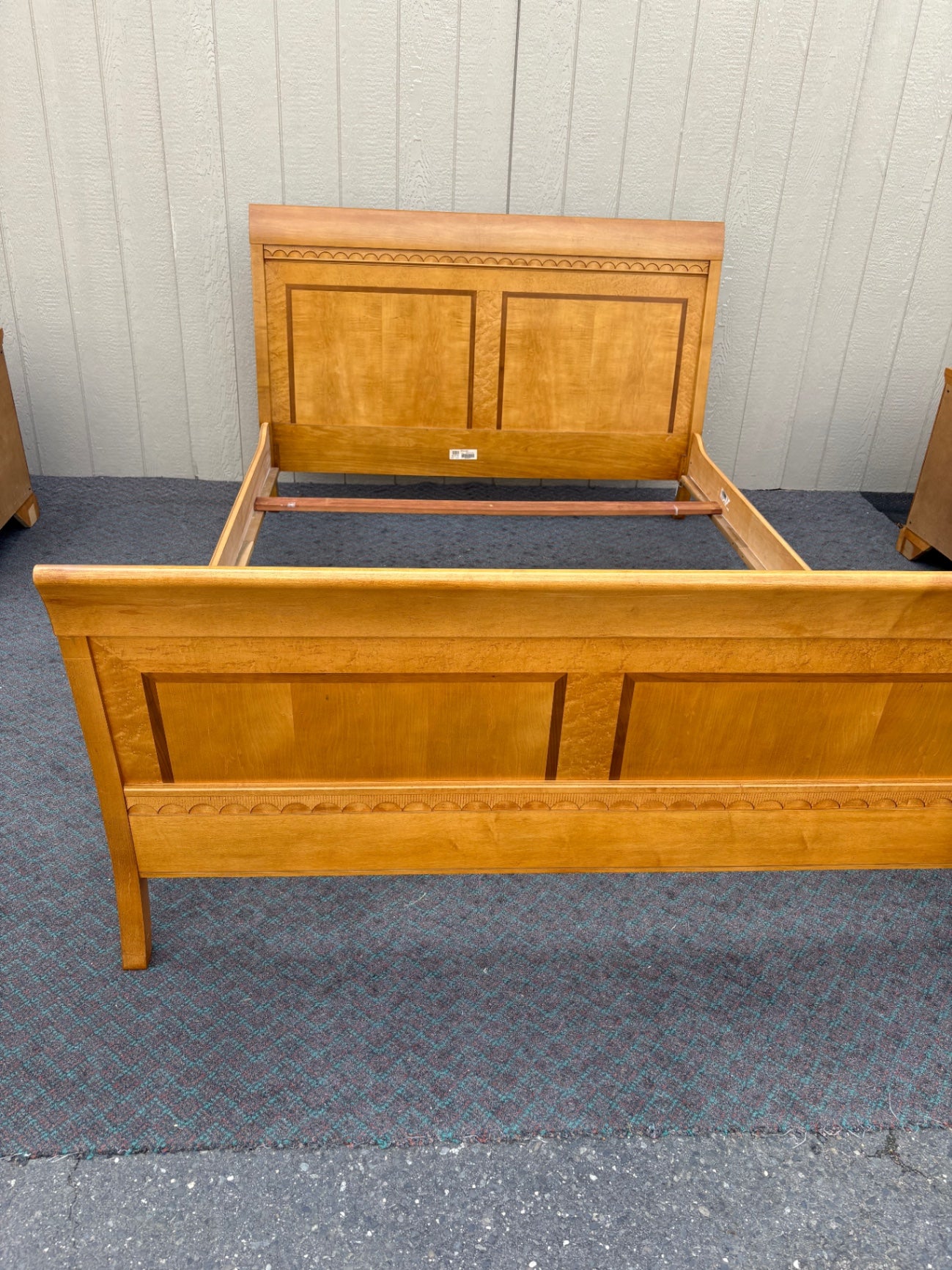 67984 Ethan Allen ?? Queen Size Sleigh Bed, Classic Cherry Wood Finish