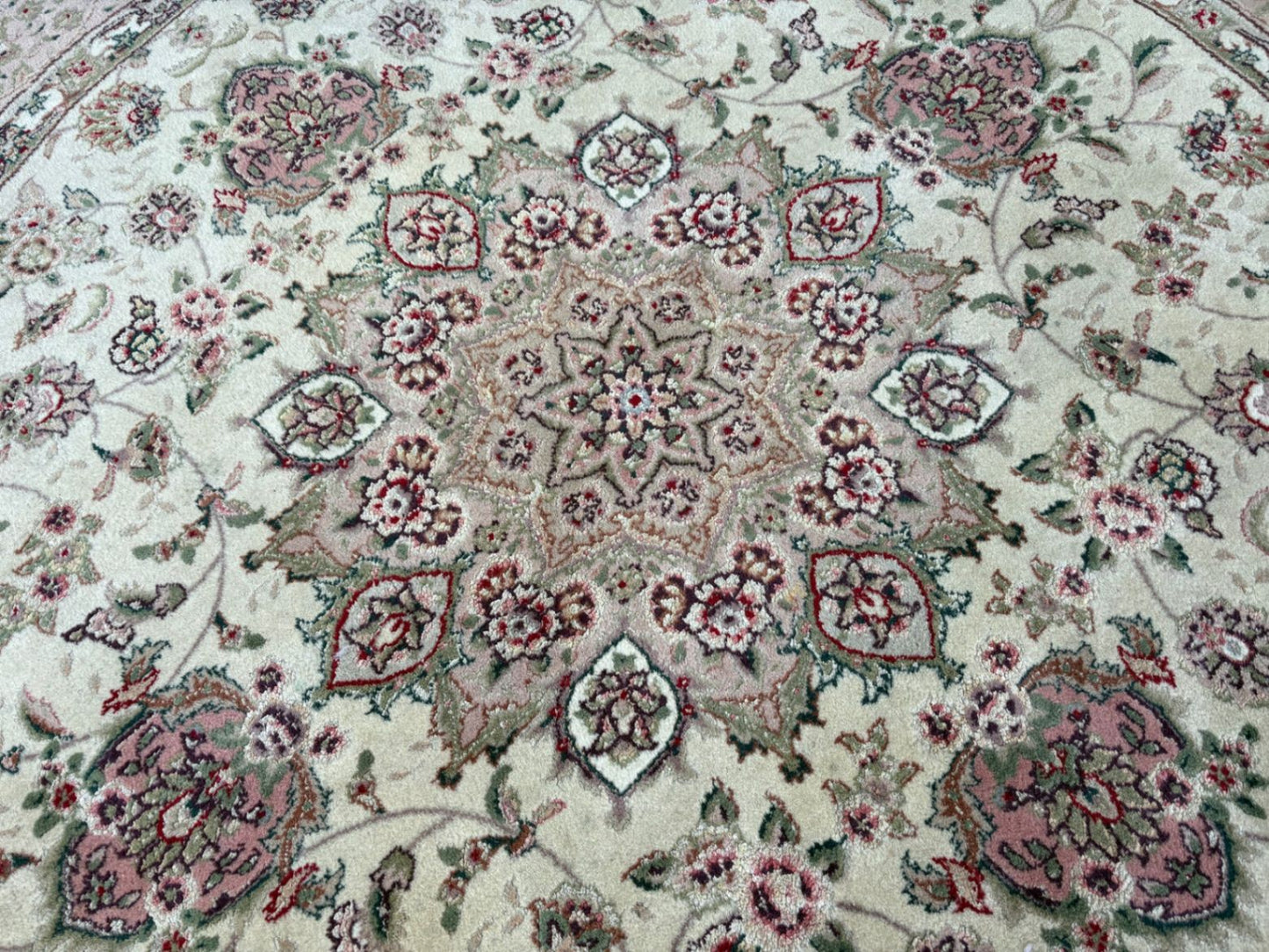 RUG06 Round Oriental Rug with Floral Medallion Design, Wool Blend