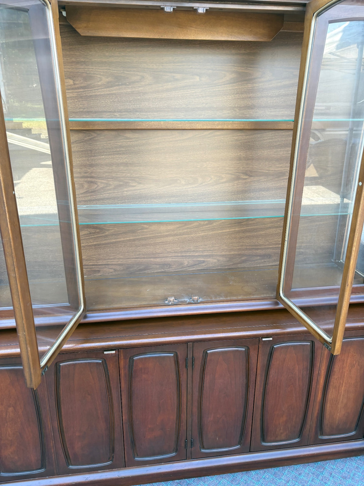68135 Mid-Century Modern Dining Set with Hutch and Six Chairs