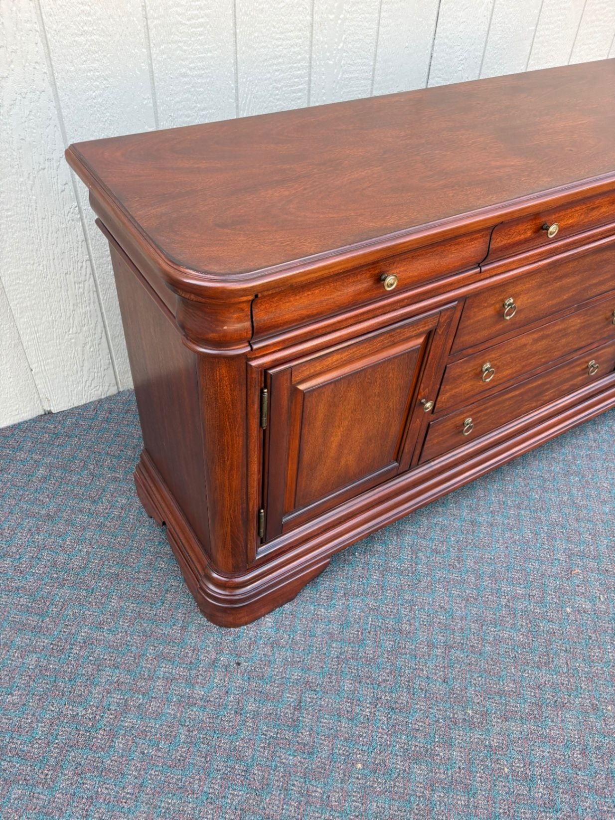 67655 Elegant Mahogany Sideboard with Drawers and Cabinets