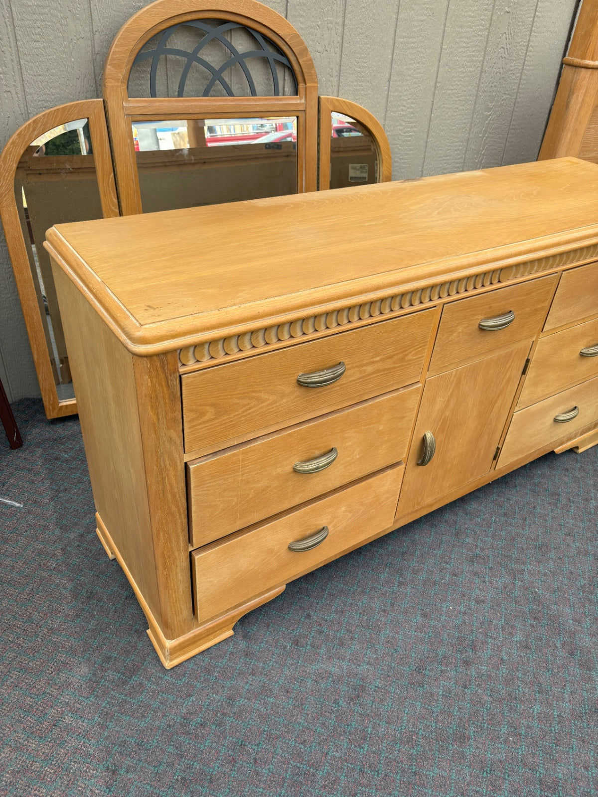 68156 BROYHILL Queen size bed Dresser w/mirror and nightstand Bedoom set