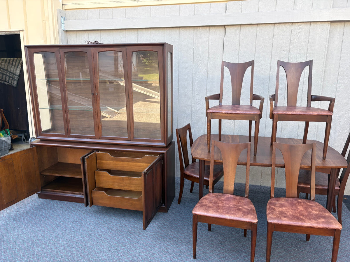 68135 Mid-Century Modern Dining Set with Hutch and Six Chairs