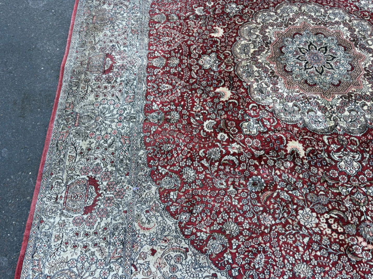 RUG02  Large Traditional Persian Style Wool Area Rug with Medallion Design