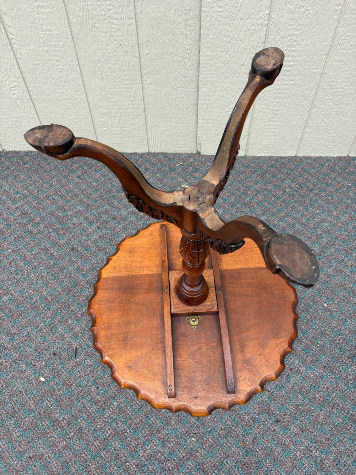 67814 Antique Mahogany Tilt-Top Pie Crust Table with Carved Pedestal