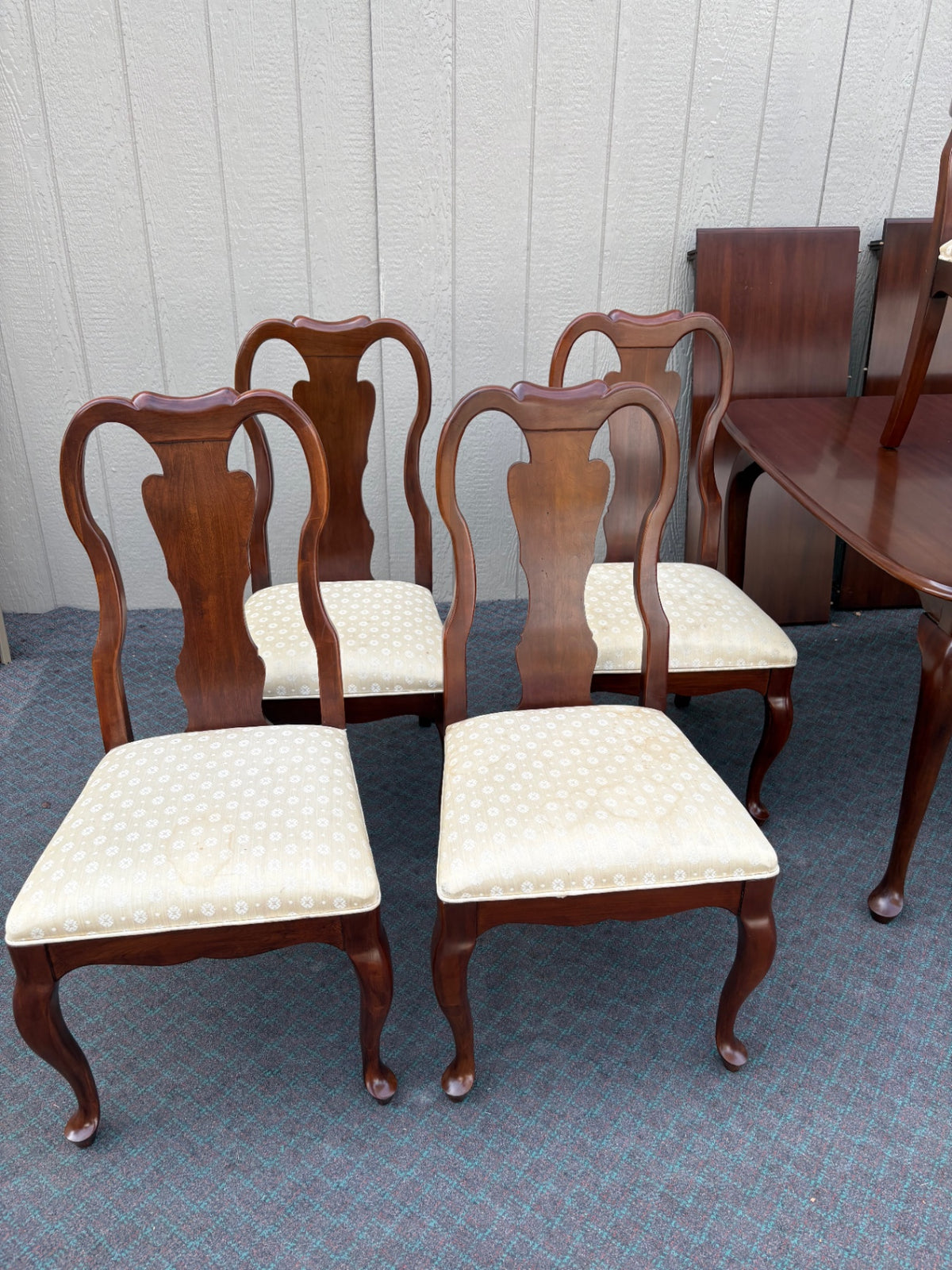 68164  Queen Anne Dining Table with 6 Chairs, Solid Wood, Elegant Design