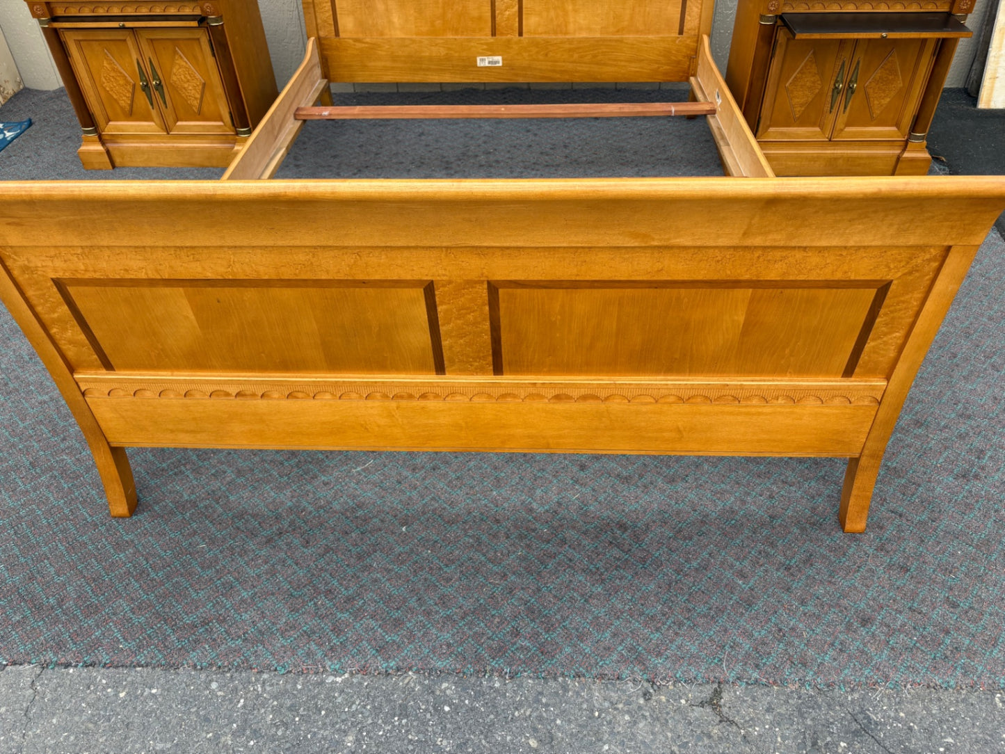 67984 Ethan Allen ?? Queen Size Sleigh Bed, Classic Cherry Wood Finish