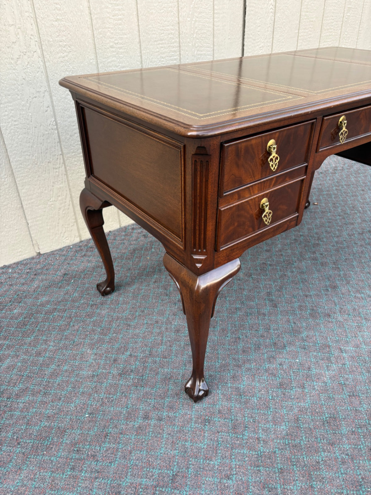 68162 Sligh Queen Anne Style Leather Top Writing Desk Mahogany