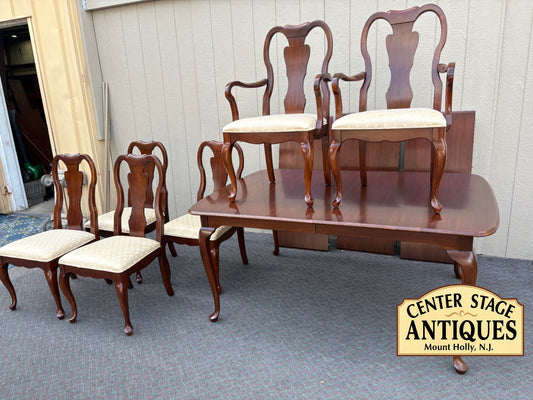68164  Queen Anne Dining Table with 6 Chairs, Solid Wood, Elegant Design