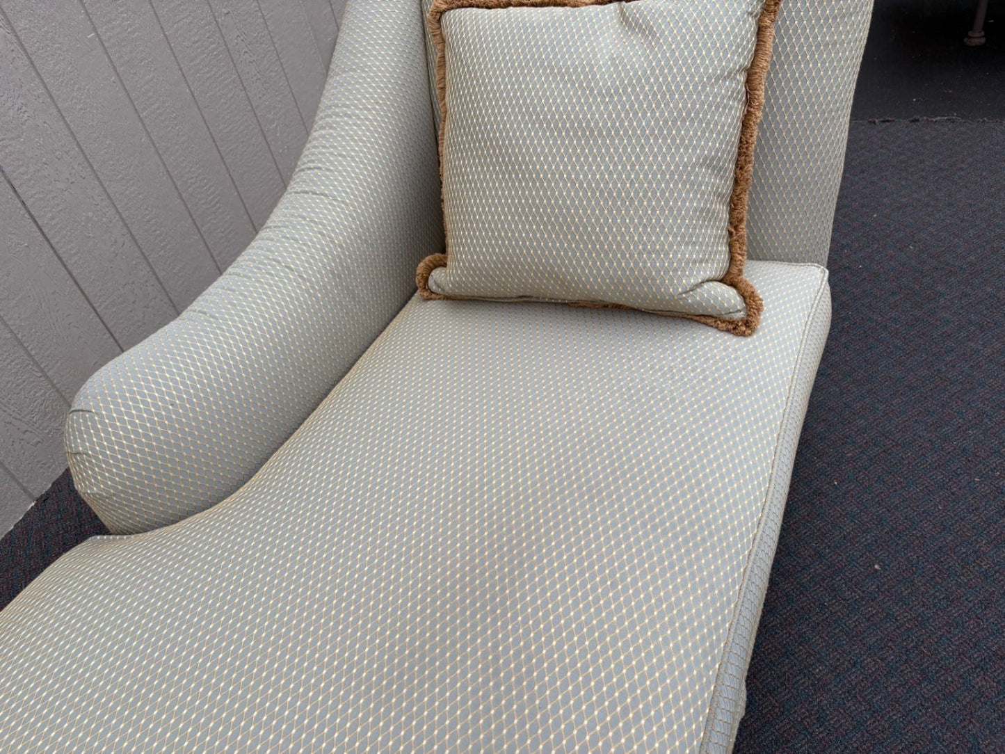 67531 Thomasville Upholstered Fainting Couch with Skirted Base