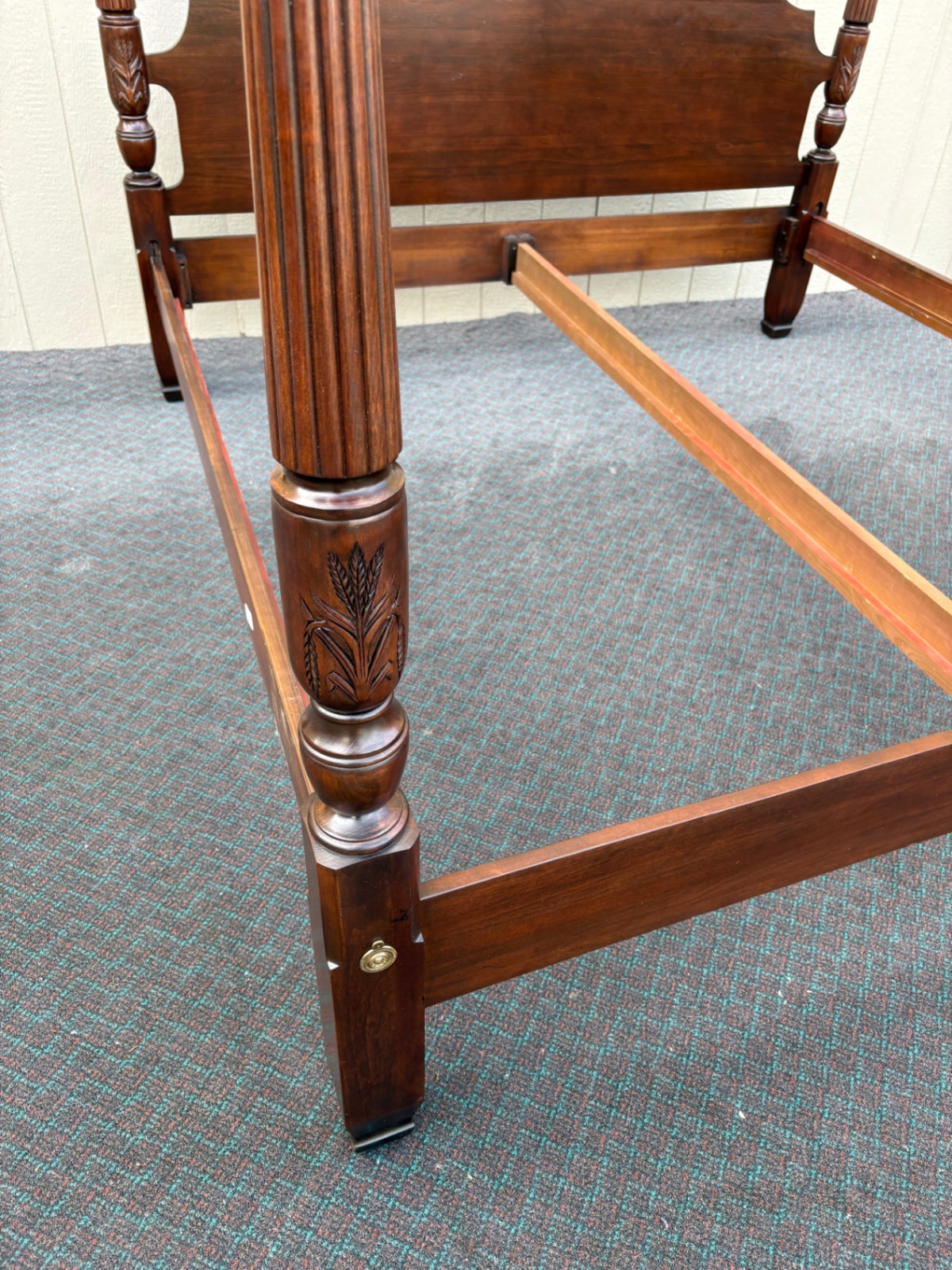 68165  Harden King Size Poster Bed, Traditional Mahogany Finish