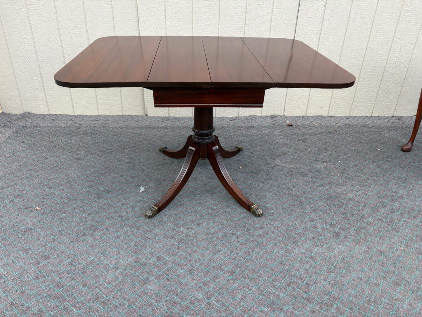 68092  Elegant Duncan Phyfe Drop Leaf Dining Table with Mahogany Finish