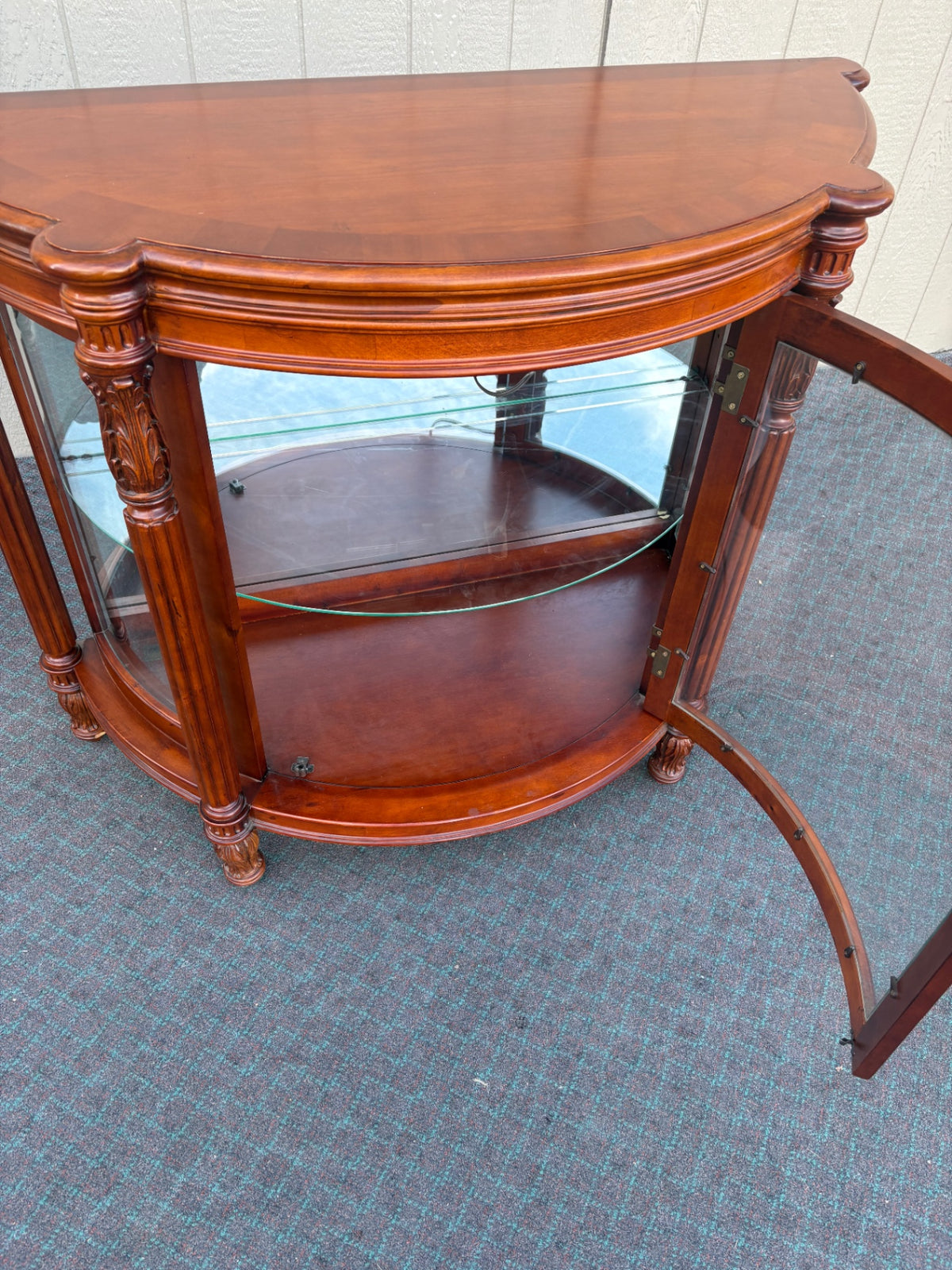 68211 Pulaski Antiques Roadshow Curio Cabinet with Mirror Back