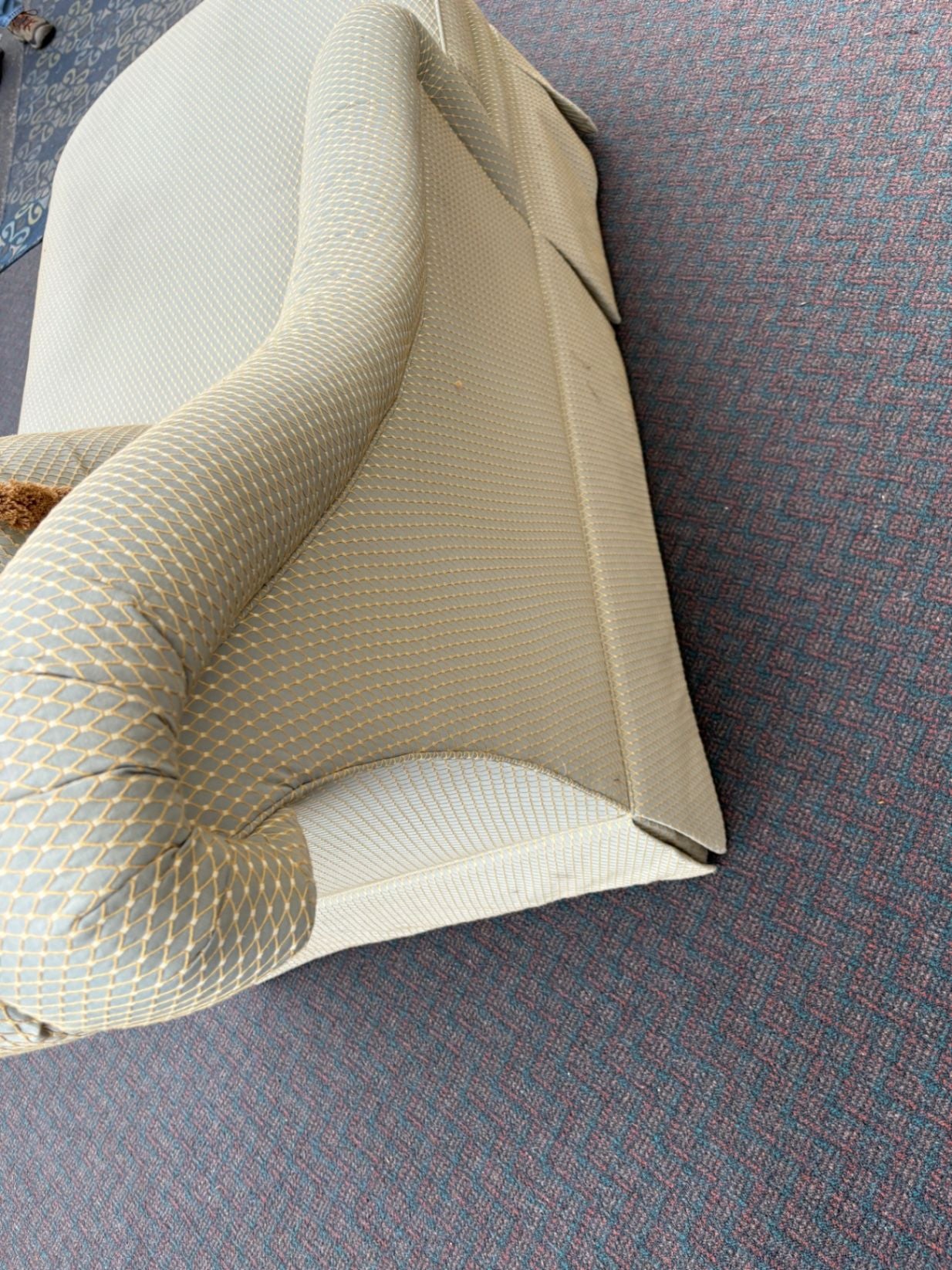 67531 Thomasville Upholstered Fainting Couch with Skirted Base