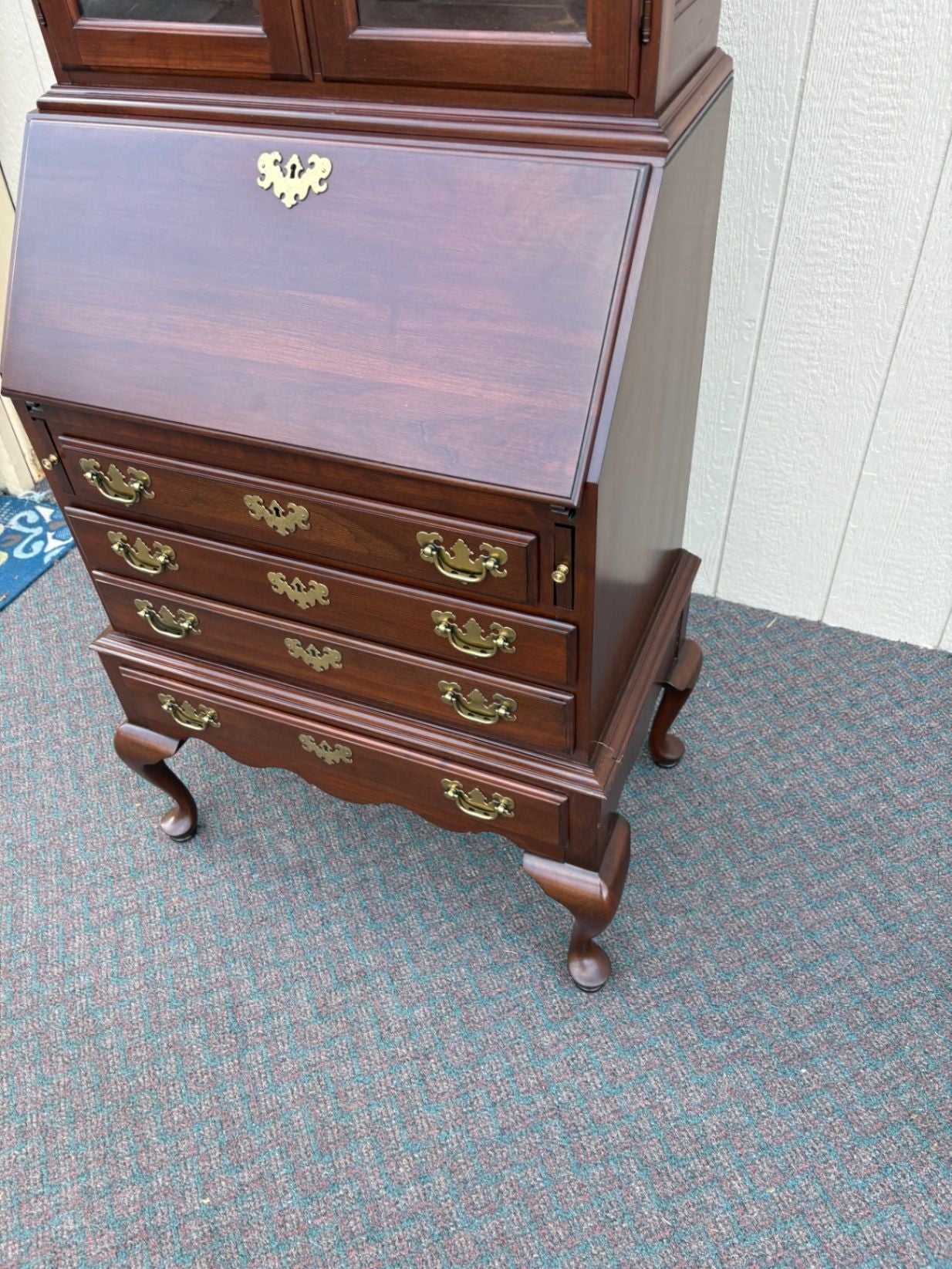 67580 Ethan Allen Traditional Secretary Desk with Hutch in Mahogany