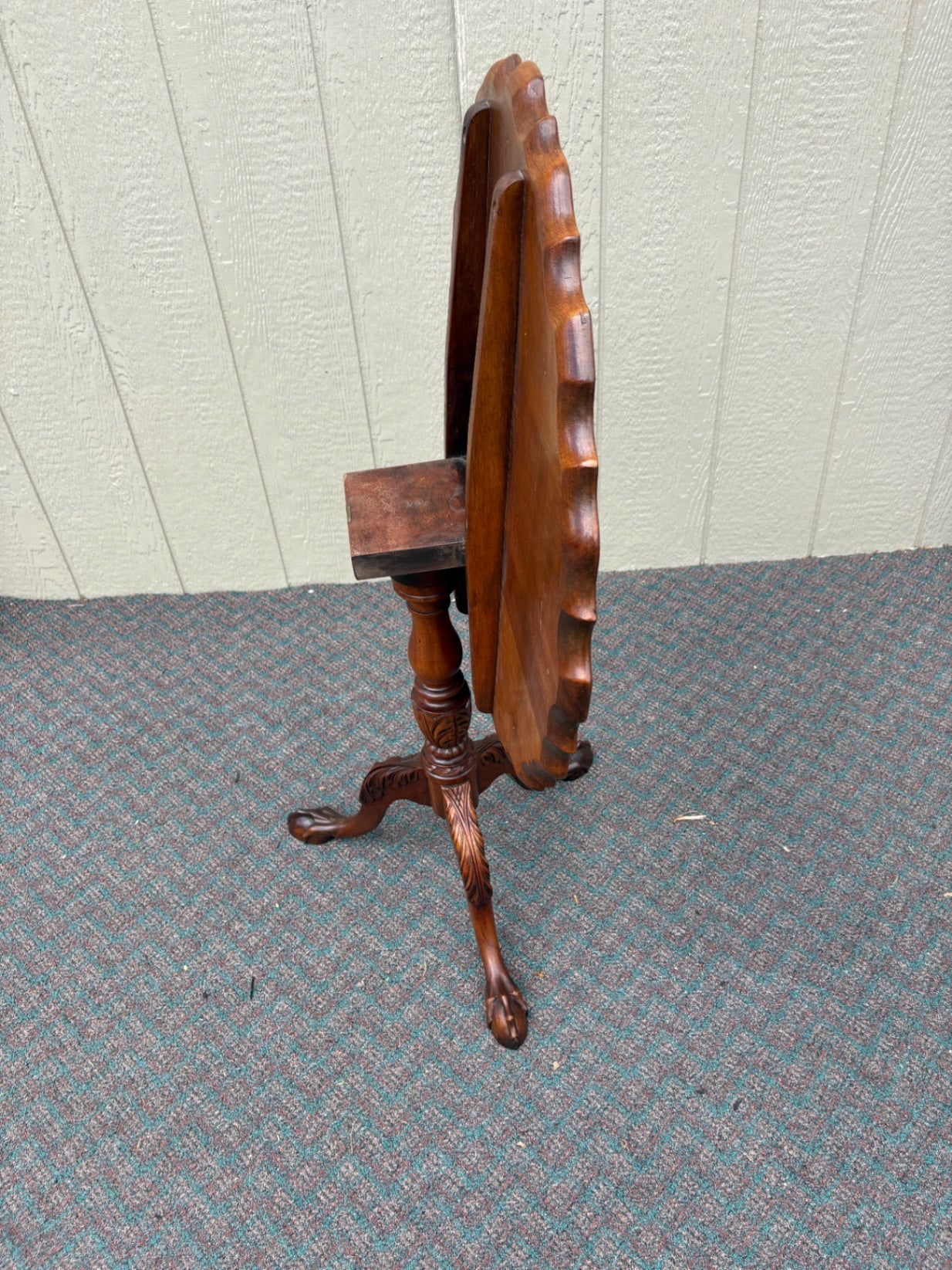 67814 Antique Mahogany Tilt-Top Pie Crust Table with Carved Pedestal