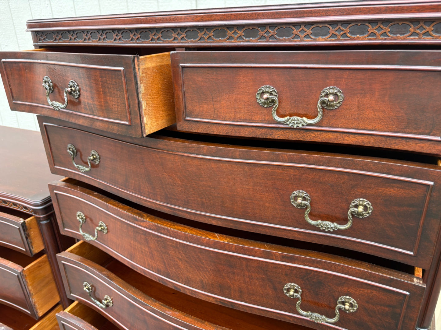 Elegant Mahogany 5-Piece Bedroom Set with Mirror and Dresser