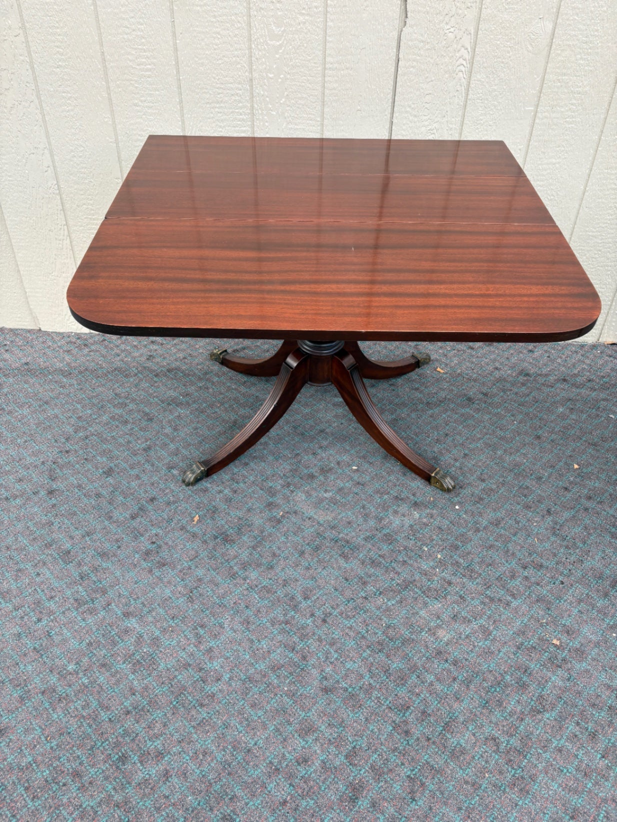 68092  Elegant Duncan Phyfe Drop Leaf Dining Table with Mahogany Finish
