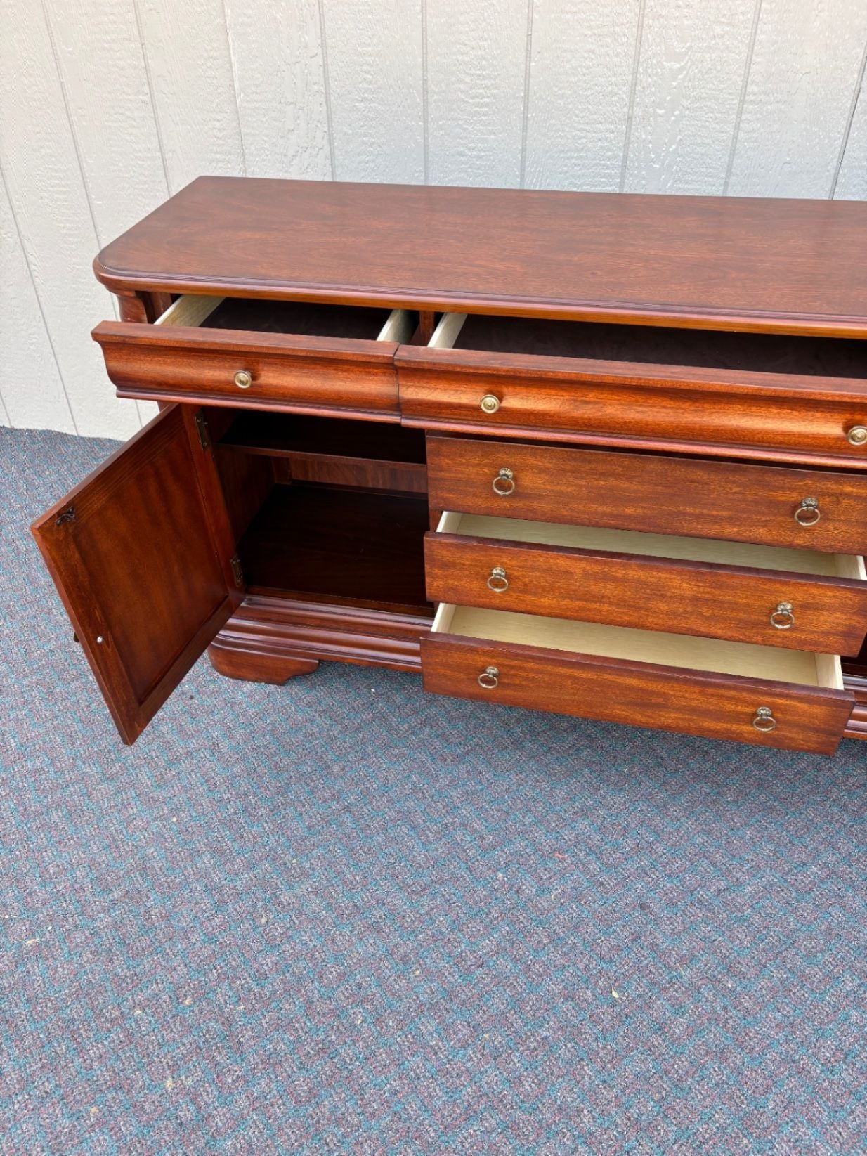67655 Elegant Mahogany Sideboard with Drawers and Cabinets