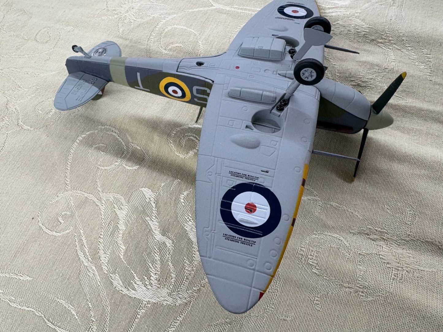 ES205  Franklin Mint Armour Collection WWII Spitfire Model Plane