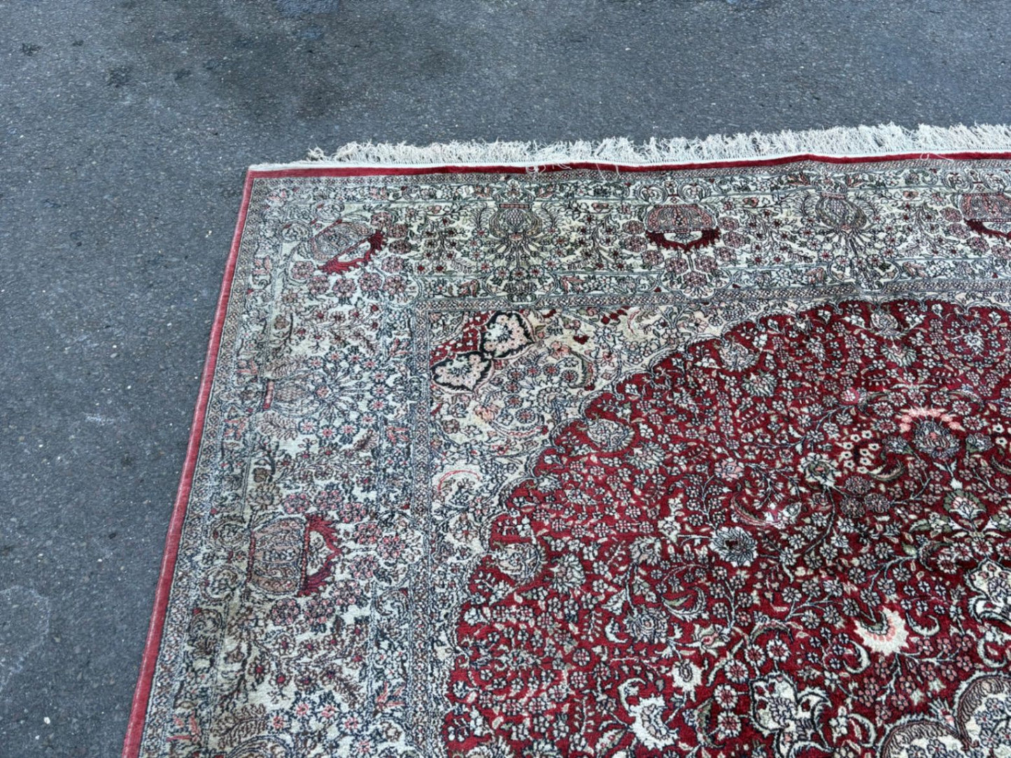 RUG02  Large Traditional Persian Style Wool Area Rug with Medallion Design