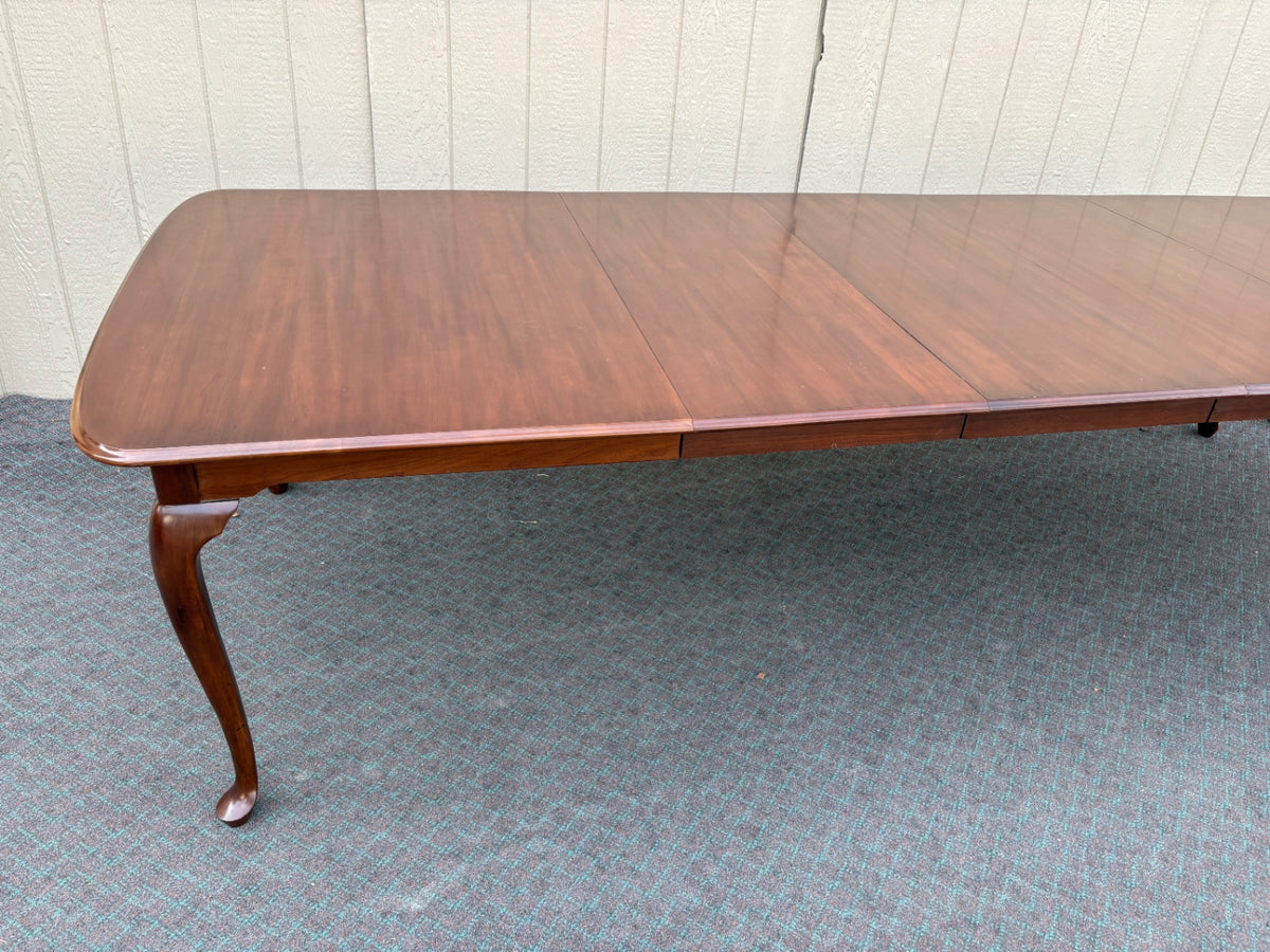 68164  Queen Anne Dining Table with 6 Chairs, Solid Wood, Elegant Design