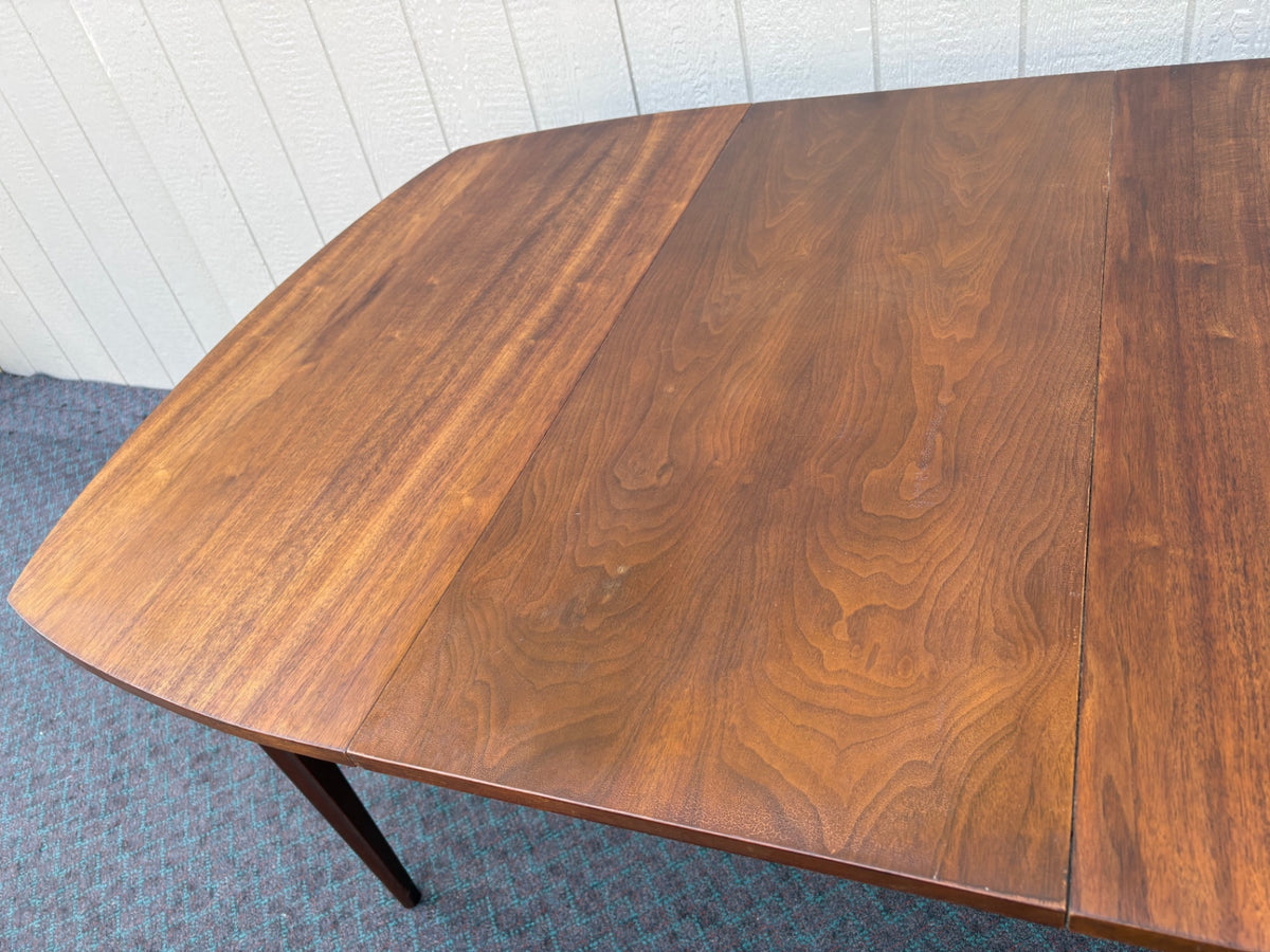68135 Mid-Century Modern Dining Set with Hutch and Six Chairs