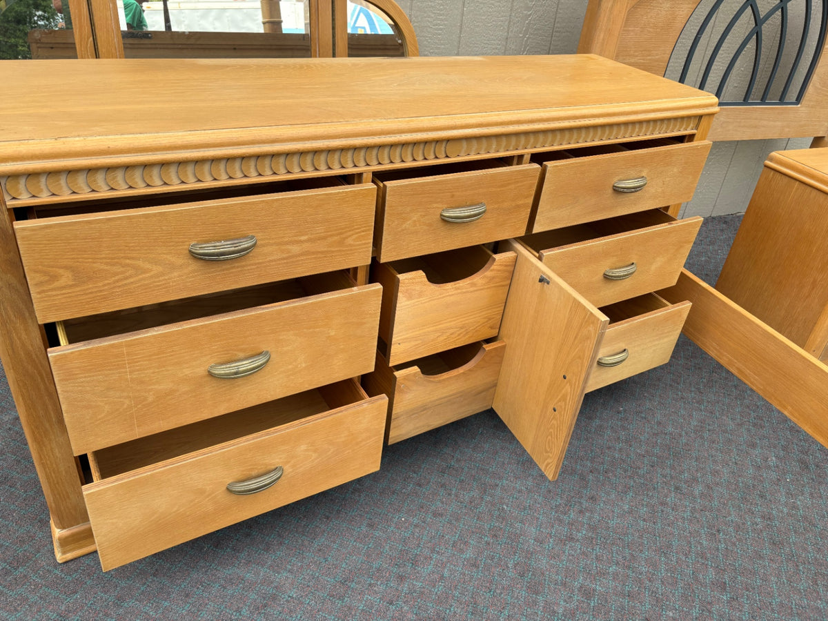 68156 BROYHILL Queen size bed Dresser w/mirror and nightstand Bedoom set