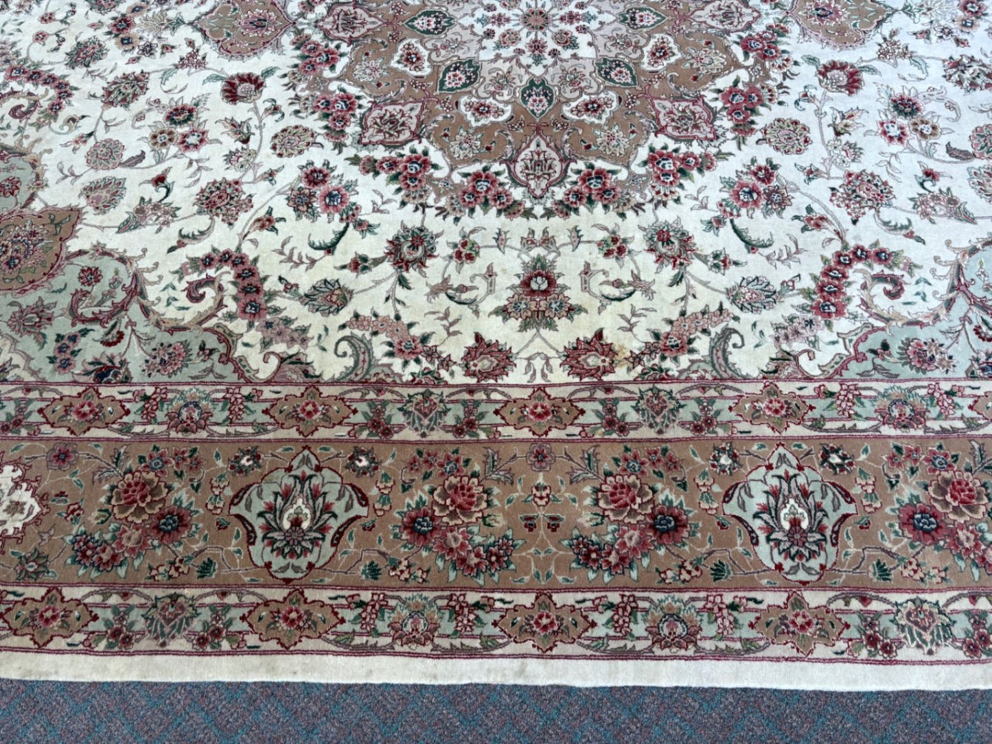 RUG 07 Traditional Oriental Rug with Floral Medallion Design, Wool 8' x 10' 6"