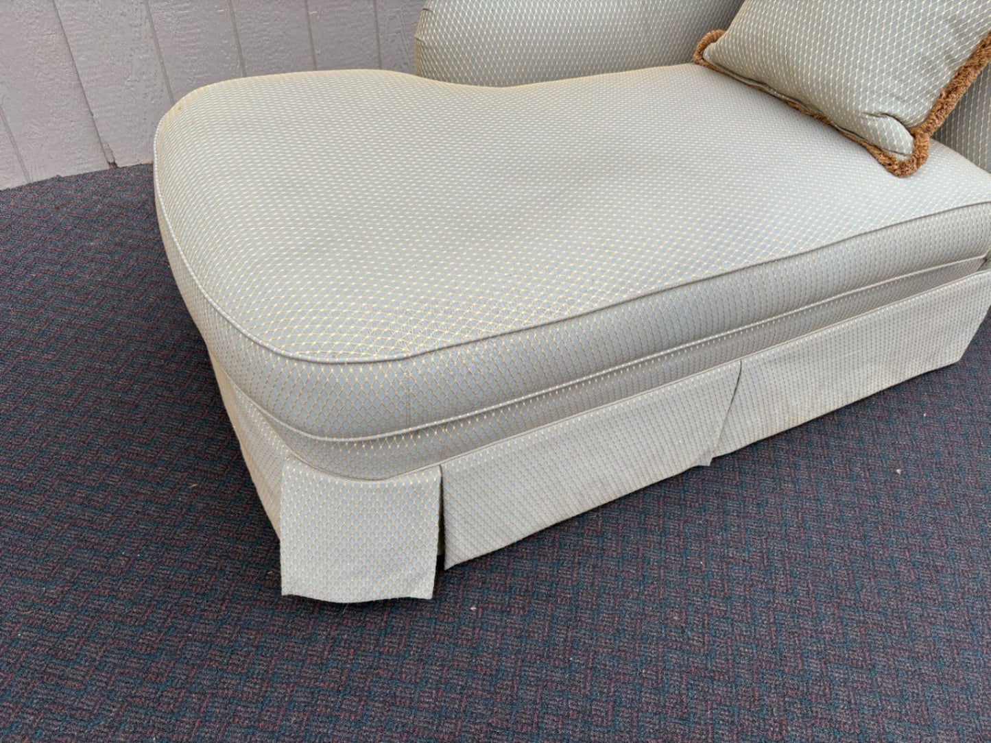 67531 Thomasville Upholstered Fainting Couch with Skirted Base